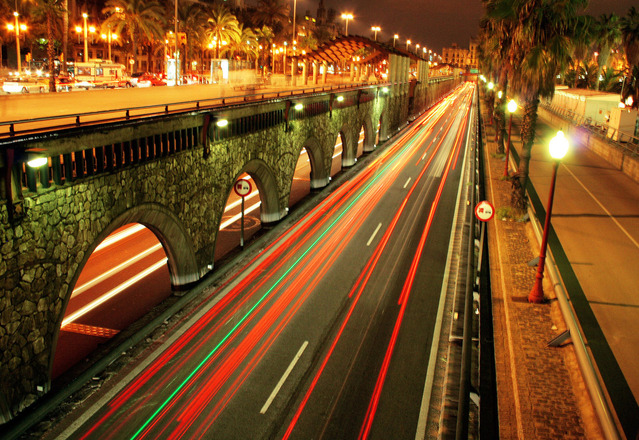ulice v Barceloně osvětlená sodíkovými výbojkami