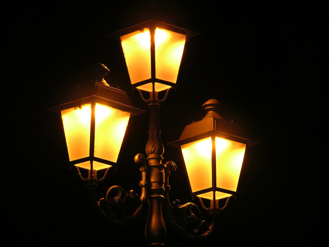 tři pouliční lampy s výbojkami