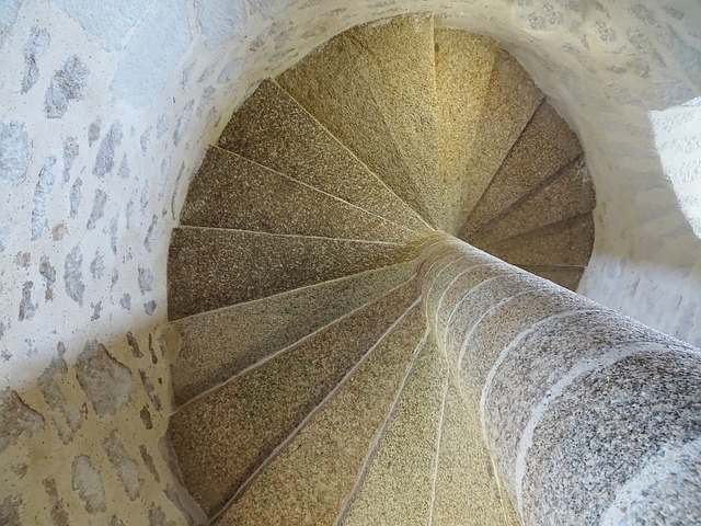 točité kamenné schodiště